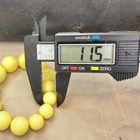 Buttery Yellow, Round, Tagua Nut Graduating Bead Stretchy Bracelet - Vintage - Picture 8 of 13